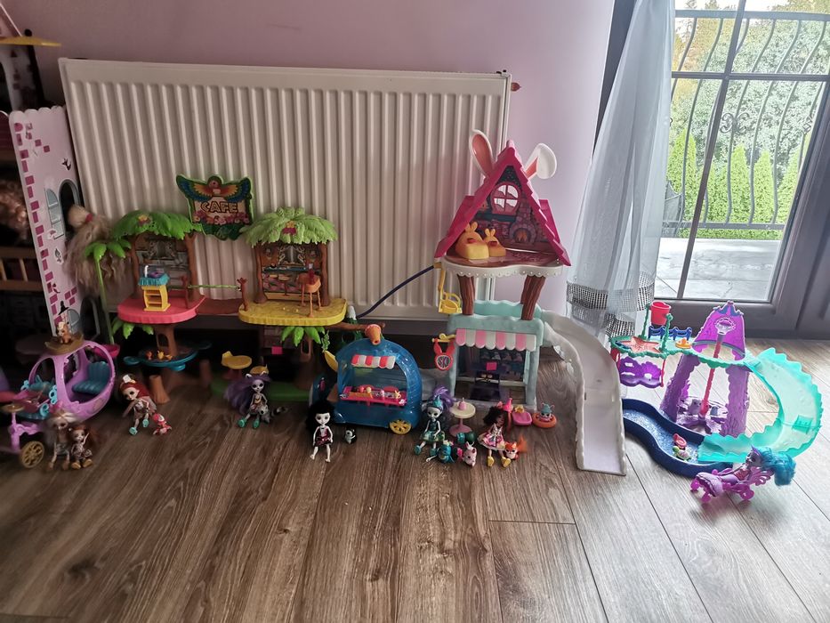 Duży zestaw Enchantimals 6 zestawów, 8 lalek i akcesoria w bdb stanie