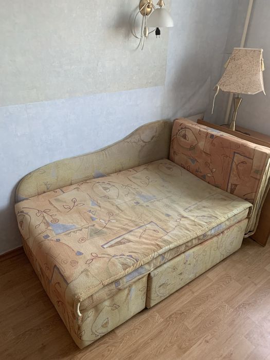 Письмовий стіл для навчання, диван малютка(потребує хімчистки)