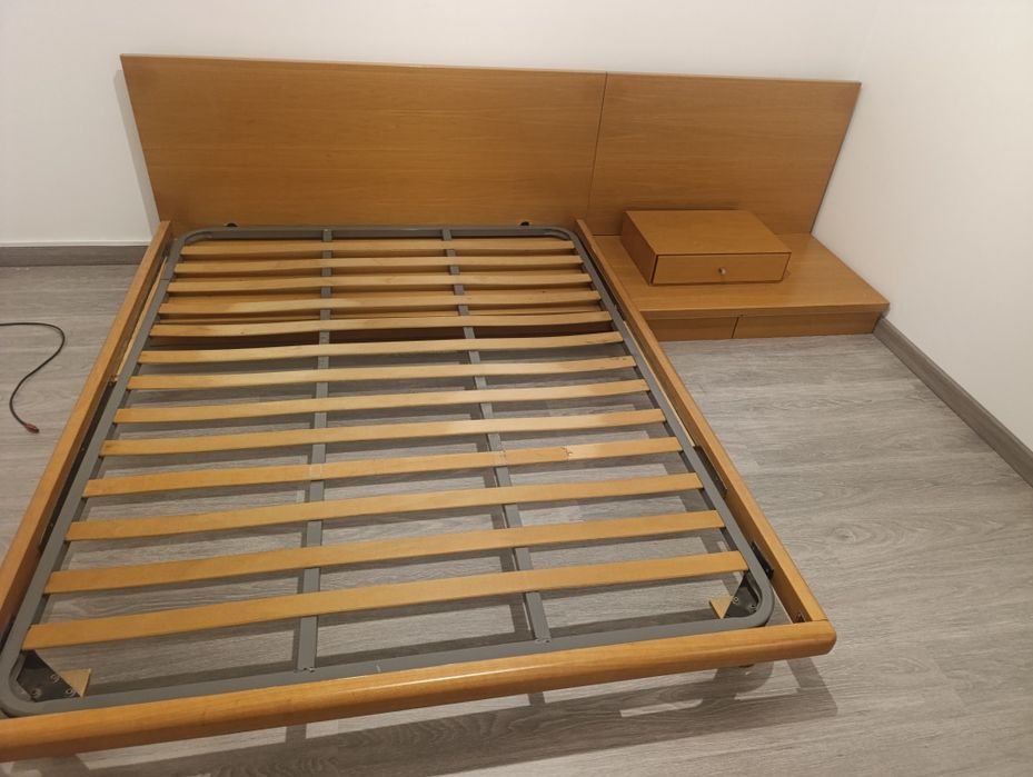 Cama de casal, em bom estado