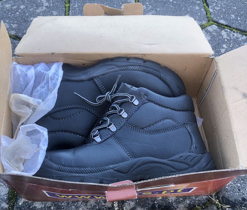 Vendo botas de biqueira de aco novas numero 41 .