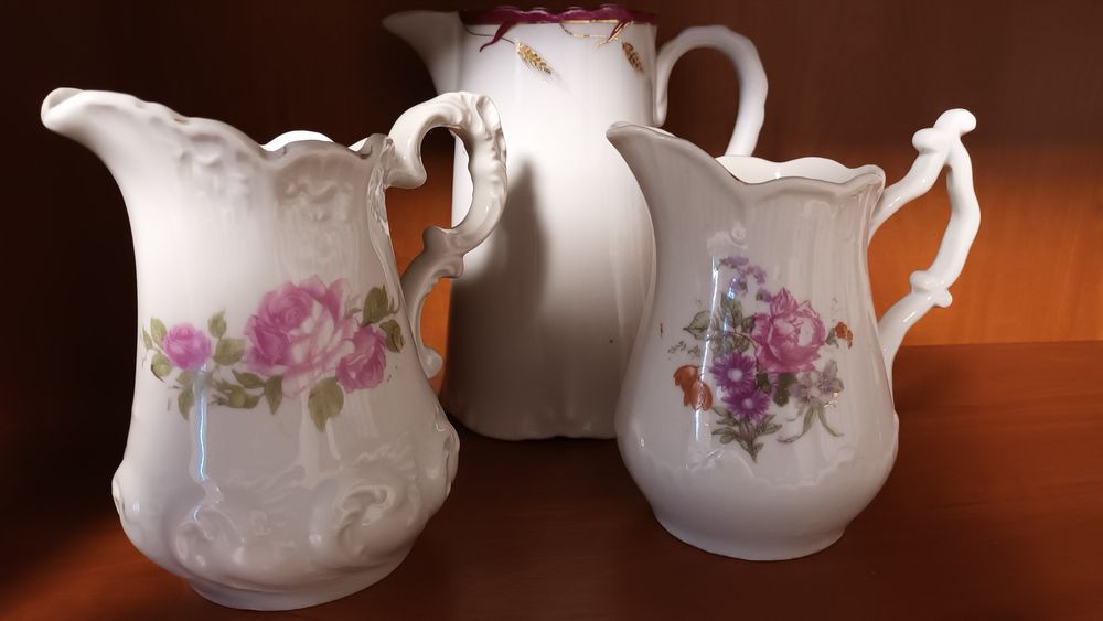 Фарфоровая посуда,  молочники, сахарницы.