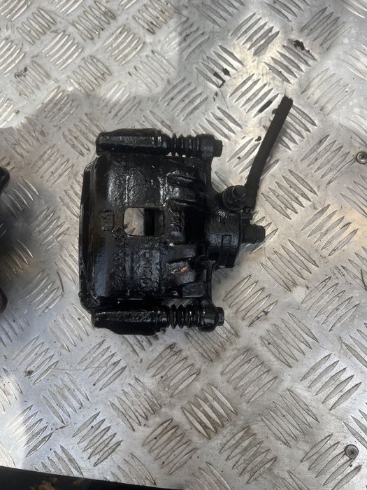 Суппорт передний Сузуки свифт 98 год suzuki swift