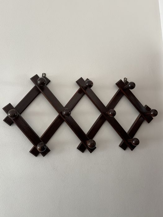 Moveis de quarto casal: 1 cama, 2 mesas cabeceira, uma comoda, um guardafatos, uma cadeia e um espelho