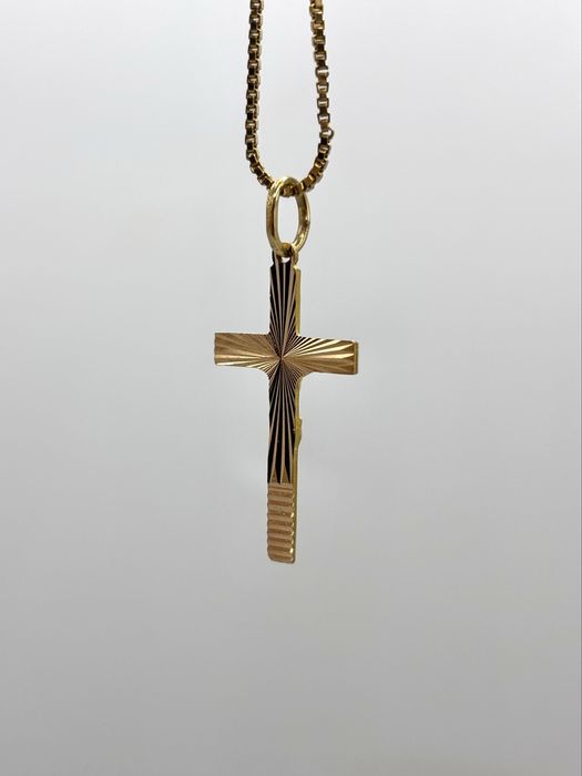 Złoty krzyżyk z łańcuszkiem