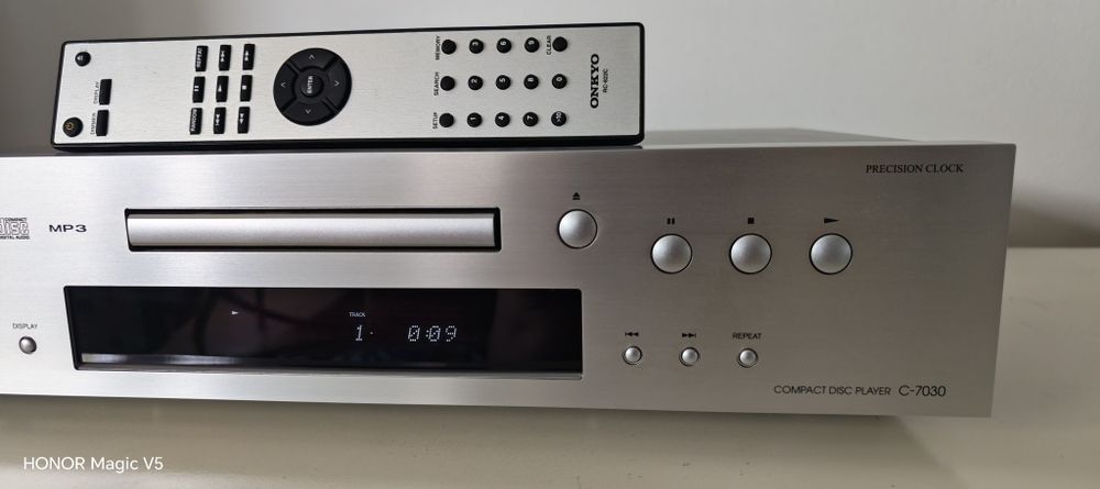 Odtwarzacz CD Onkyo C-7030