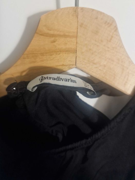 Czarna bluzka bez rękawów Stradivarius