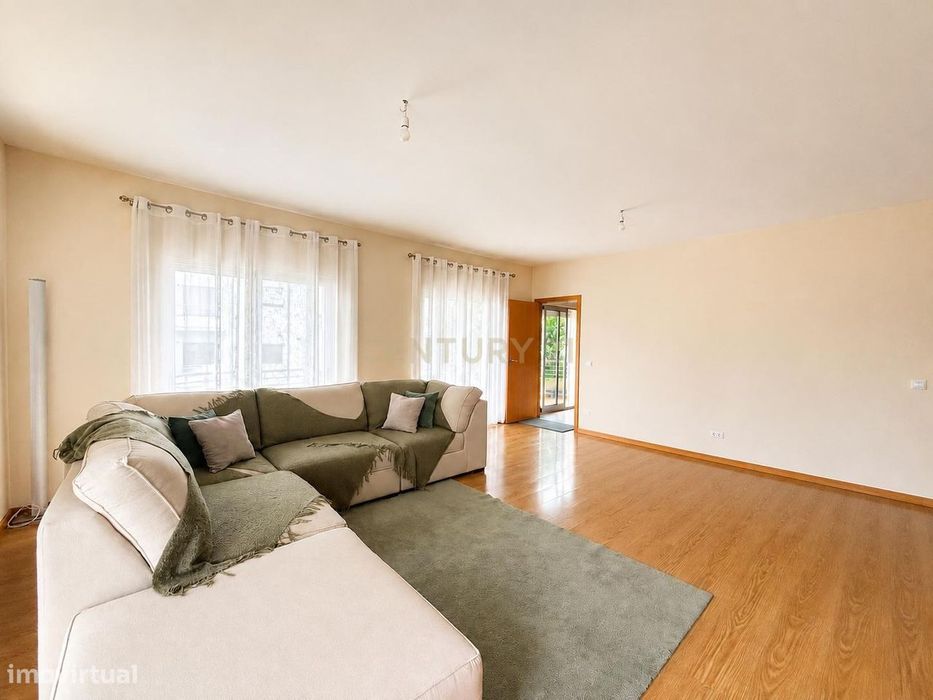 Apartamento T3 com Suite, Terraço e Garagem Fechada | Telheiro, Leiria