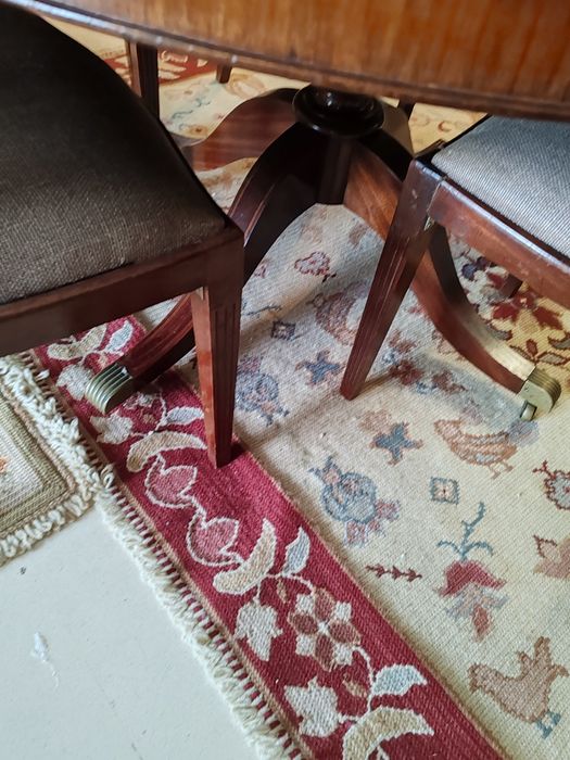 Mesa e cadeiras clássica antiga