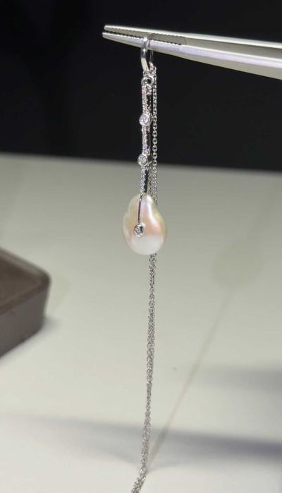 кулон та сережки з білого золота з діамантами та перлинами