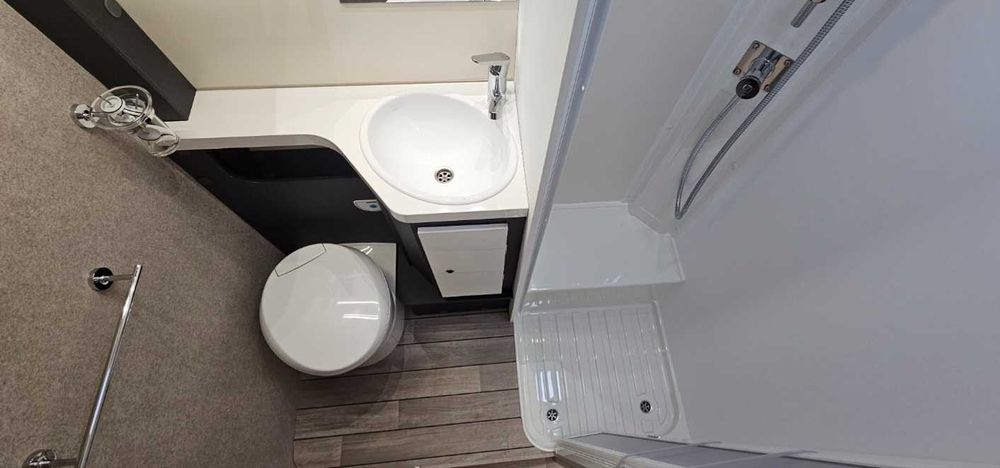 Wynajem wypożyczalnia kampera kamperów ford transit McLouis GLAMYS 320 NOWY 6 osobowy
