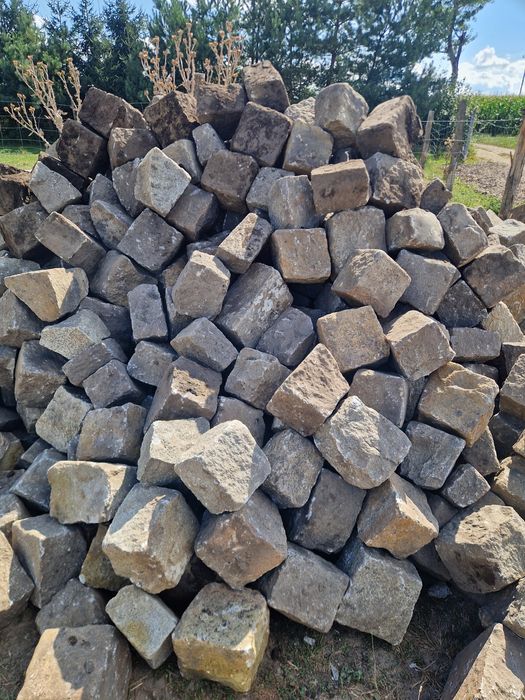 Kostka granitowa duża 20 cm+ z rozbiórki – 250 zł/t