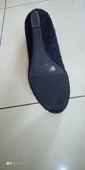 Buty na koturnie w koronkę