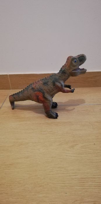 Dinossauro grande na cor creme