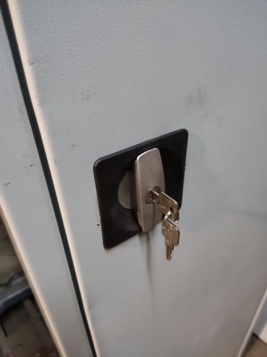 Продаю б.у канцелярську архівну шафу.