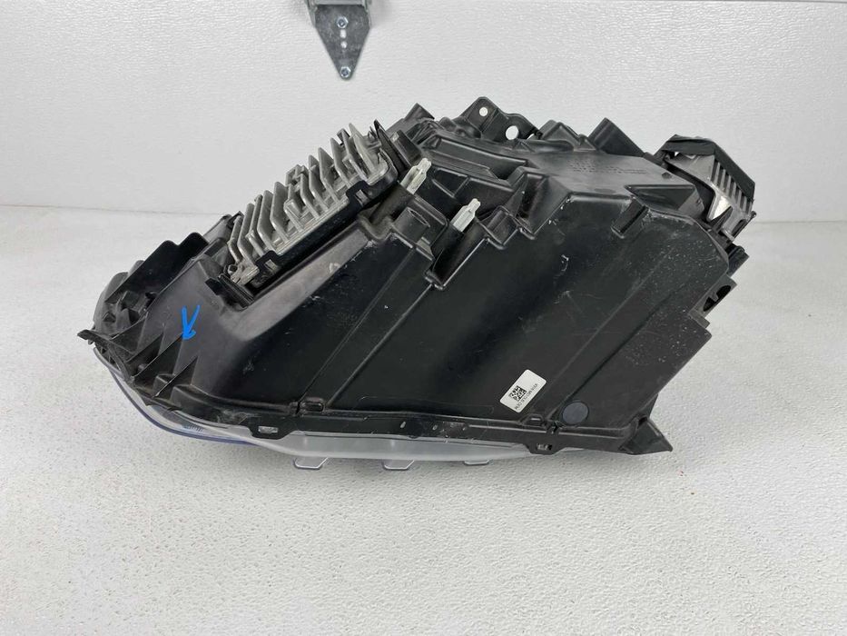 Права фара Volvo XC-40 2019-2022 USA Mid Led
