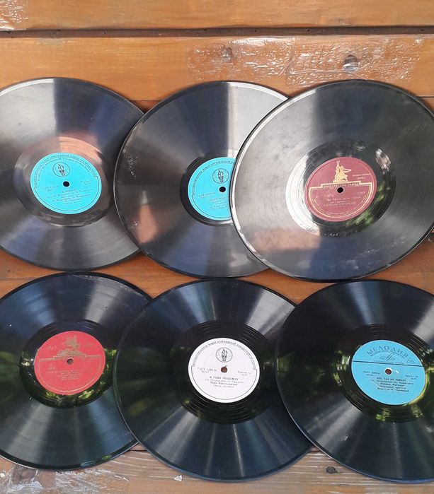 Пластинки патефонные и граммофонные.