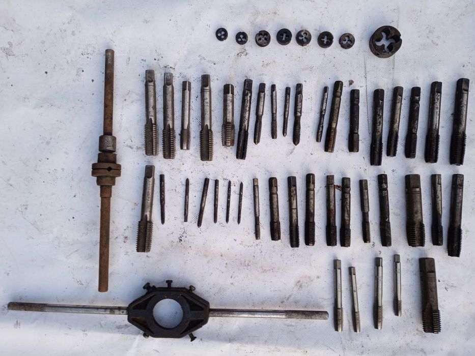 Narzynki i gwintowniki 40 sztuk.