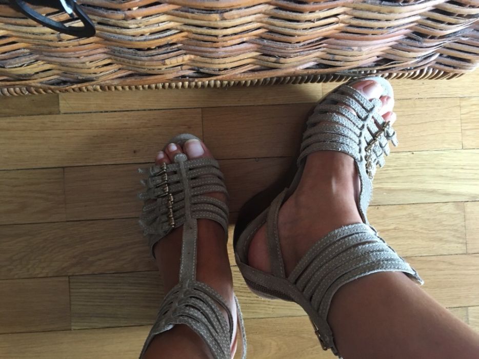 Sandálias bege camurça Zara