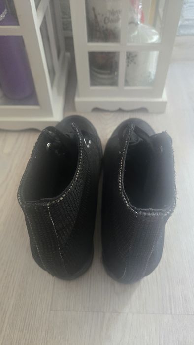 Mieniące czarne trampki
