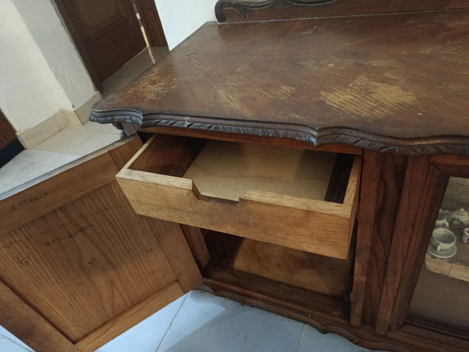 Móvel Antigo em Madeira Maciça com Portas de Vidro — Bom Estado