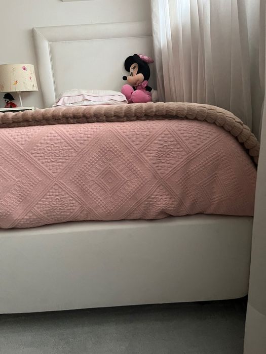 Cama solteiro em pele com pouco uso