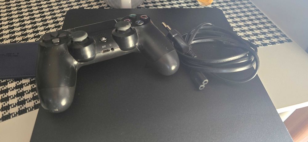 Sprzedam ps4 z jednym padem