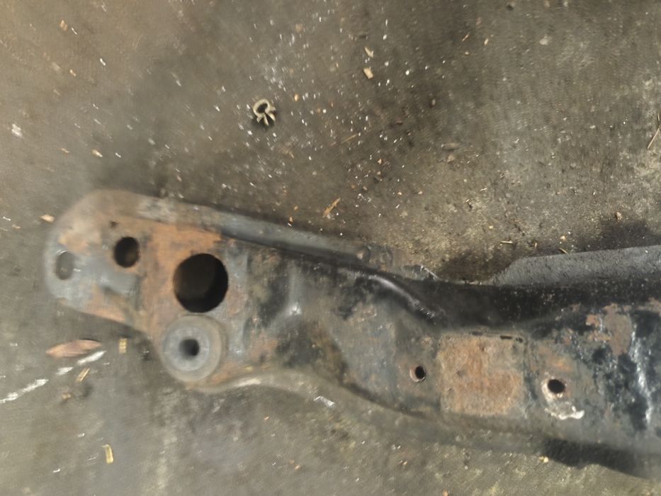 Opel Omega B belka przedniego zawieszenia sanki