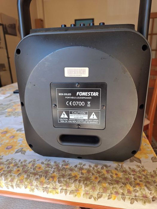 Amplificador para conferências ou karaoke. Com microfone sem fios. Entradas USB e externa.