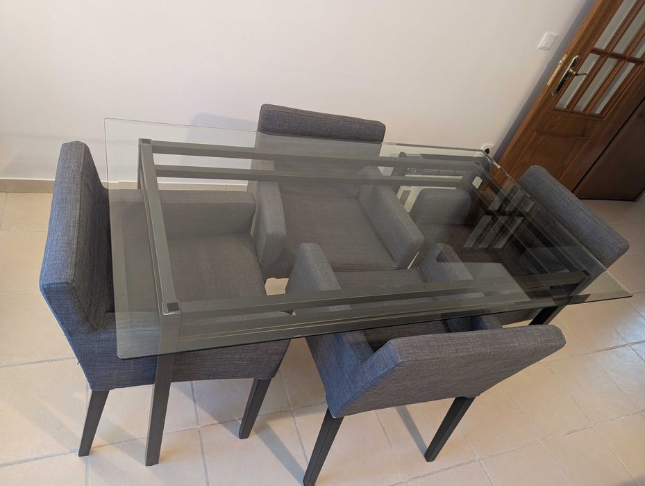 Conjunto mesa de vidro e 6 cadeiras