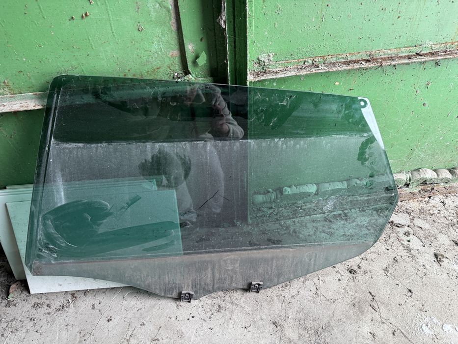 Скло пежо 508 sw зад 10 рік