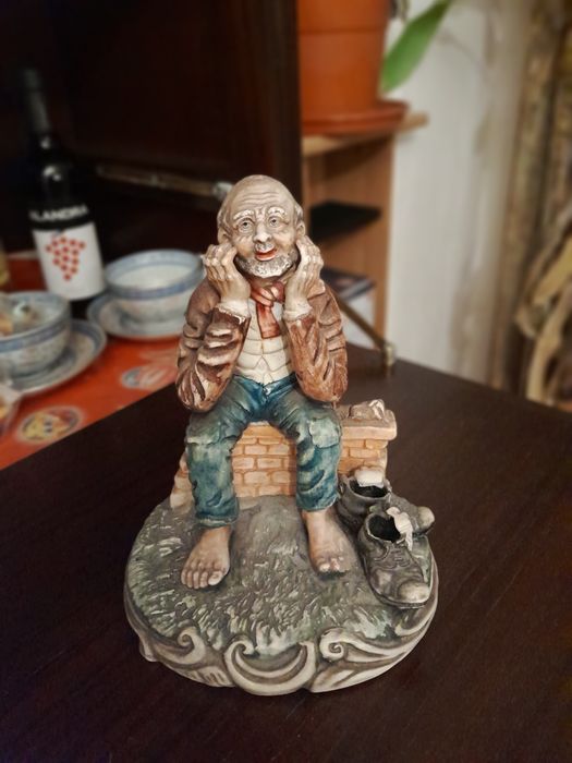 Estatueta antiga em bom estado