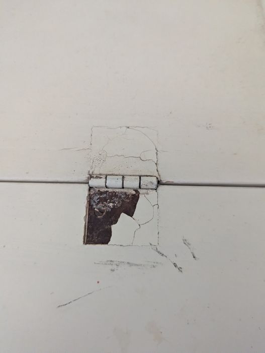 Secretária antiga de madeira maciça pintada à mão