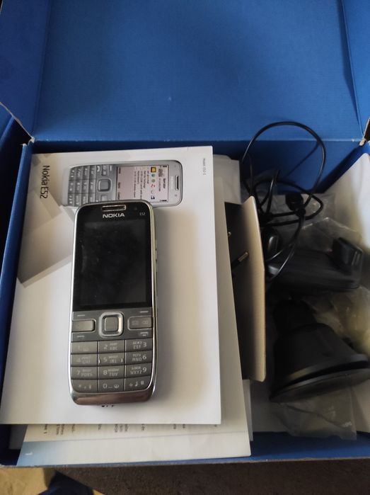 Nokia e52  оригинал 2шт.