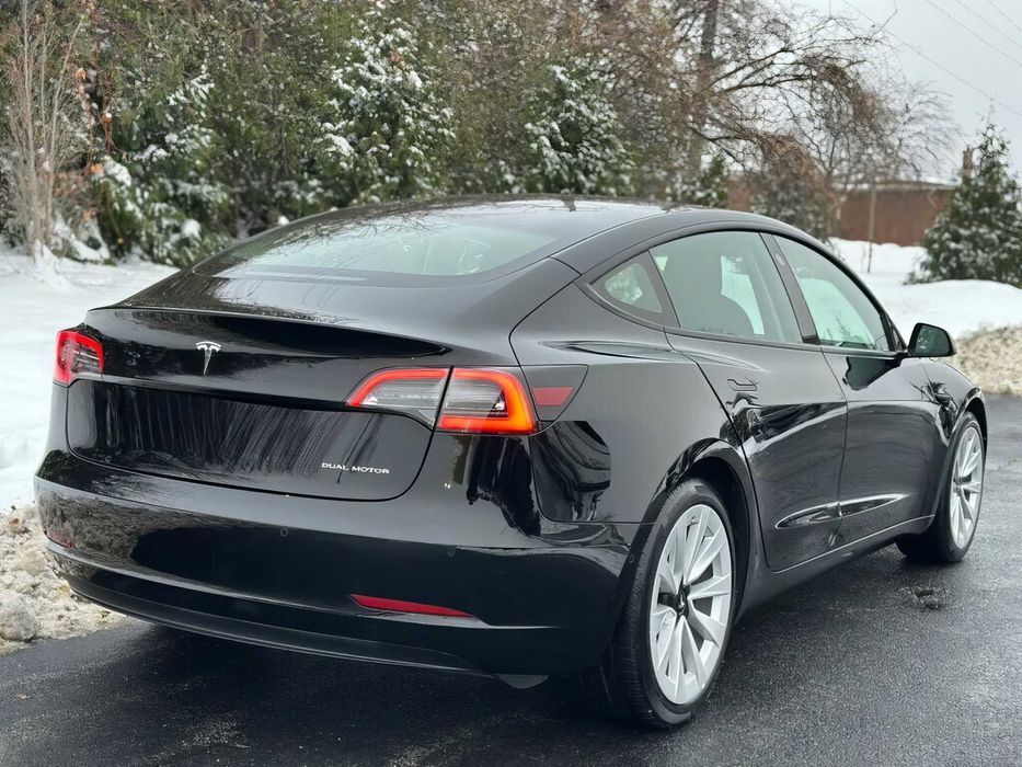 Tesla Model 3 Long Range      2022