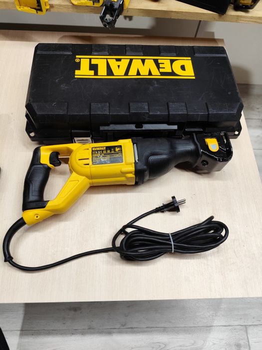 Потужна вживана DeWalt DWE 305 шабельна пила Деволт оригінал
