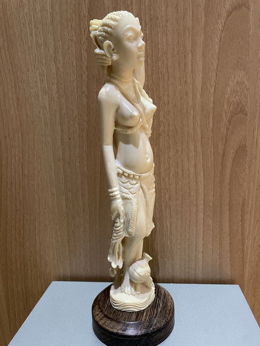 Статуэтка слоновая кость, африканская девушка