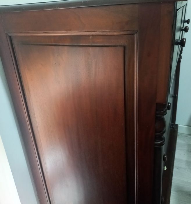 Comoda de madeira escura grande