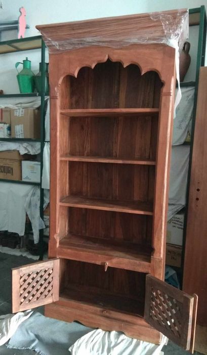 Móvel em madeira maciça