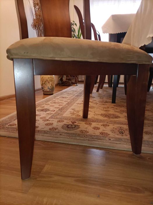 Wygodne drewniane krzesła