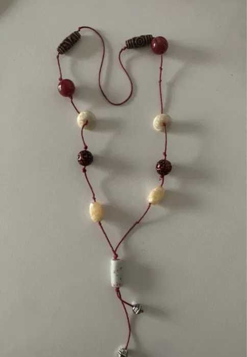 Fios, colares e peças