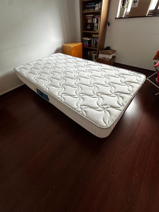 Cama com colchão (corpo e meio)