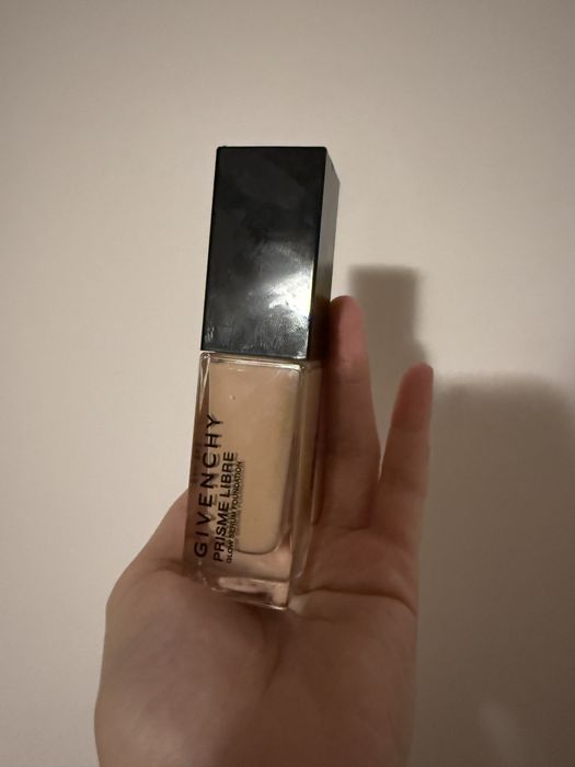 Givenchy glow serum foundation 1.5C