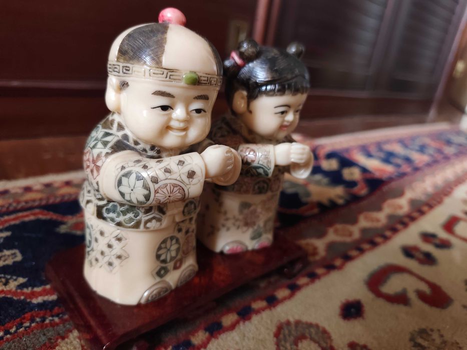 Par de estatuetas chinesas em resina menino e menina c/ base madeira