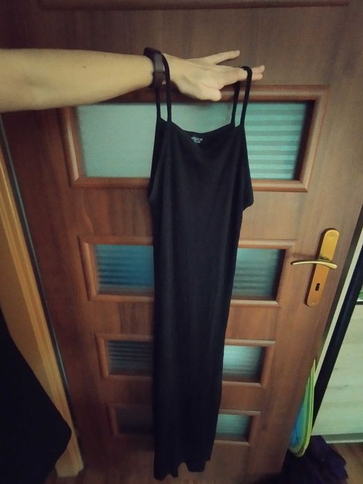 Czarna długa sukienka obcisła prążkowana dekolt halter