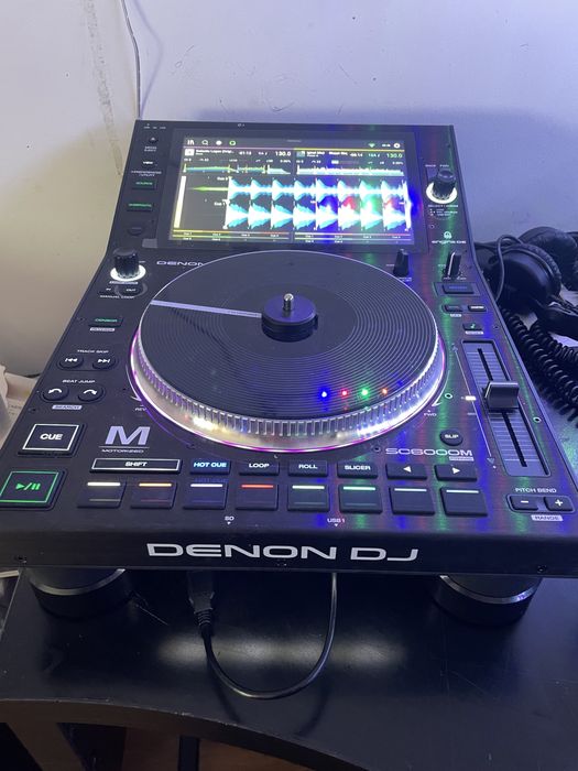 DENON DJ SC6000 PRIME e LC6000 PRIME, com 2 decksavers