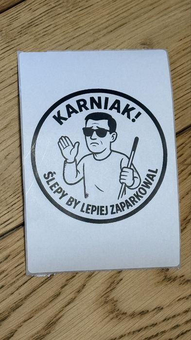 NAKLEJKA „KARNIAK!” – Kulturalna Odpowiedź na Złe Parkowanie