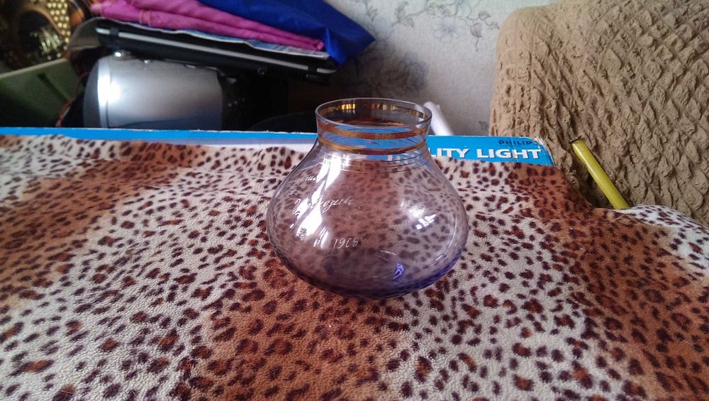 Винтажная ваза из цветного стекла с позолотой 1965 год сервантое хране