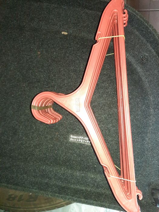 Вешалка пластиковая