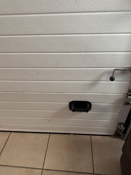 Portão seccionado  de GARAGEM com cerca de 4,50 m x 2,40 m – COMPLETO