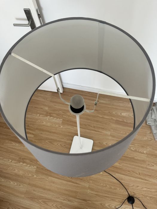 Candeeiro de Pé Moderno com Cúpula Cinzenta